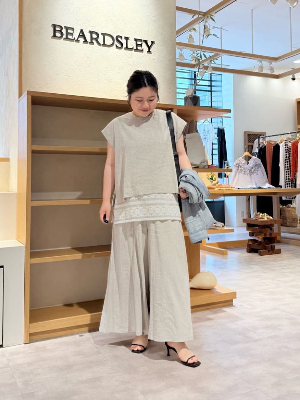 ホワイト系のシャツ/ブラウス、グレー系のシャツ/ブラウス、グレー系のその他パンツを着用したレディースの春コーディネートの2枚目の写真