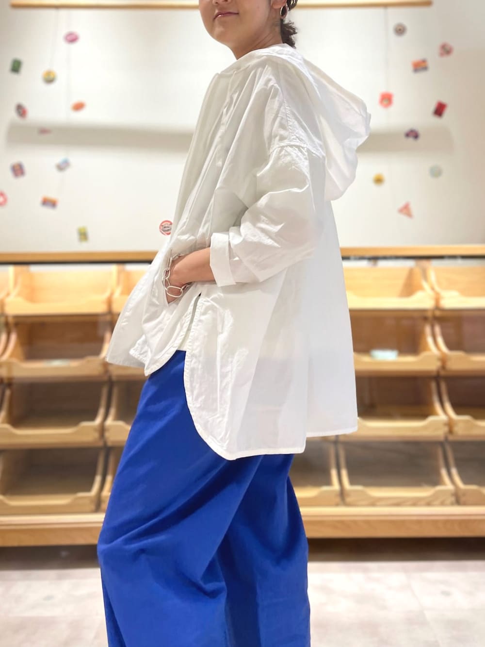 ブルー系のその他パンツ、ホワイト系のパーカー、ホワイト系のニット/セーターを着用したレディースの春コーディネートの2枚目の写真