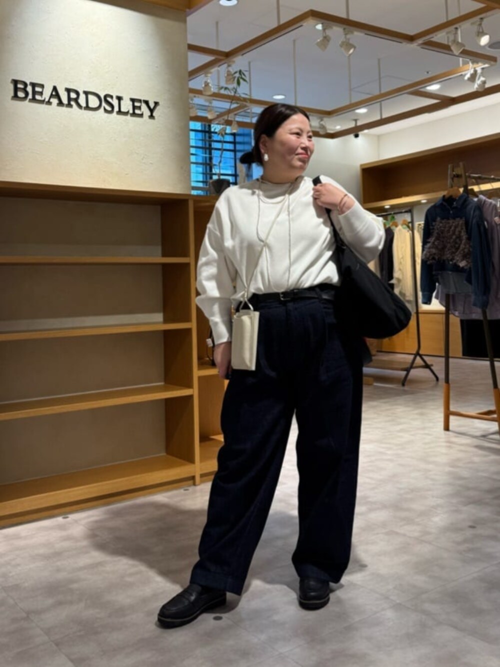 ブラック系のローファー、ブルー系のデニムパンツ、ホワイト系のTシャツ/カットソーを着用したレディースの春コーディネートの4枚目の写真