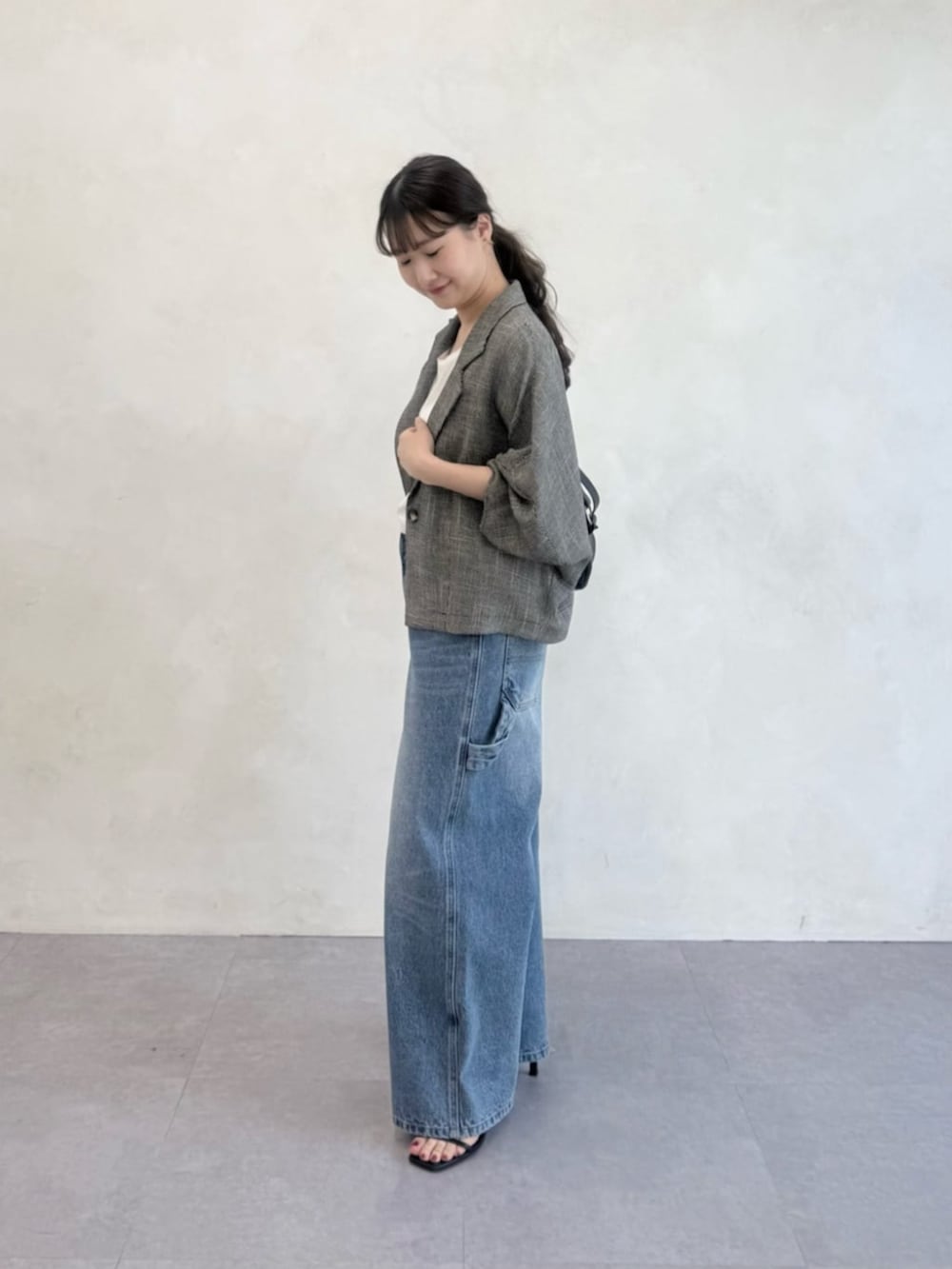 ブルー系のその他パンツ、ホワイト系のシャツ/ブラウス、ベージュ系のテーラードジャケットを着用したレディースの春コーディネートの2枚目の写真