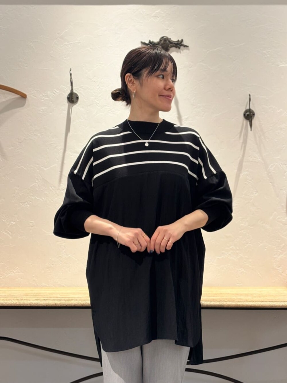 グレー系のその他パンツ、ブラック系のニット/セーター、シルバー系のネックレスを着用したレディースの冬コーディネートの5枚目の写真