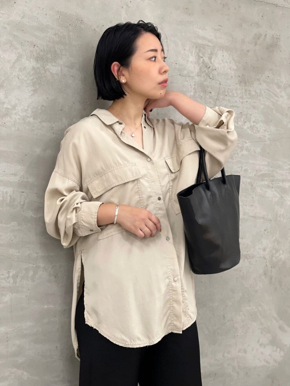 ベージュ系のシャツ/ブラウス、ブラック系のその他パンツを着用したレディースの秋コーディネートの4枚目の写真