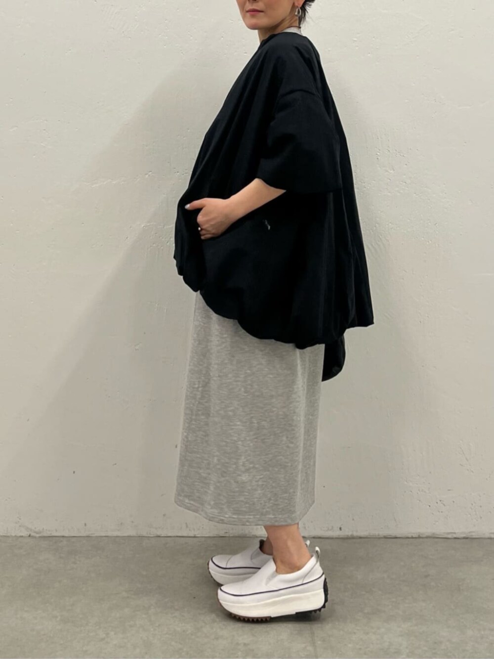 ブラック系のブルゾン、グレー系のワンピースを着用したレディースの冬コーディネートの8枚目の写真