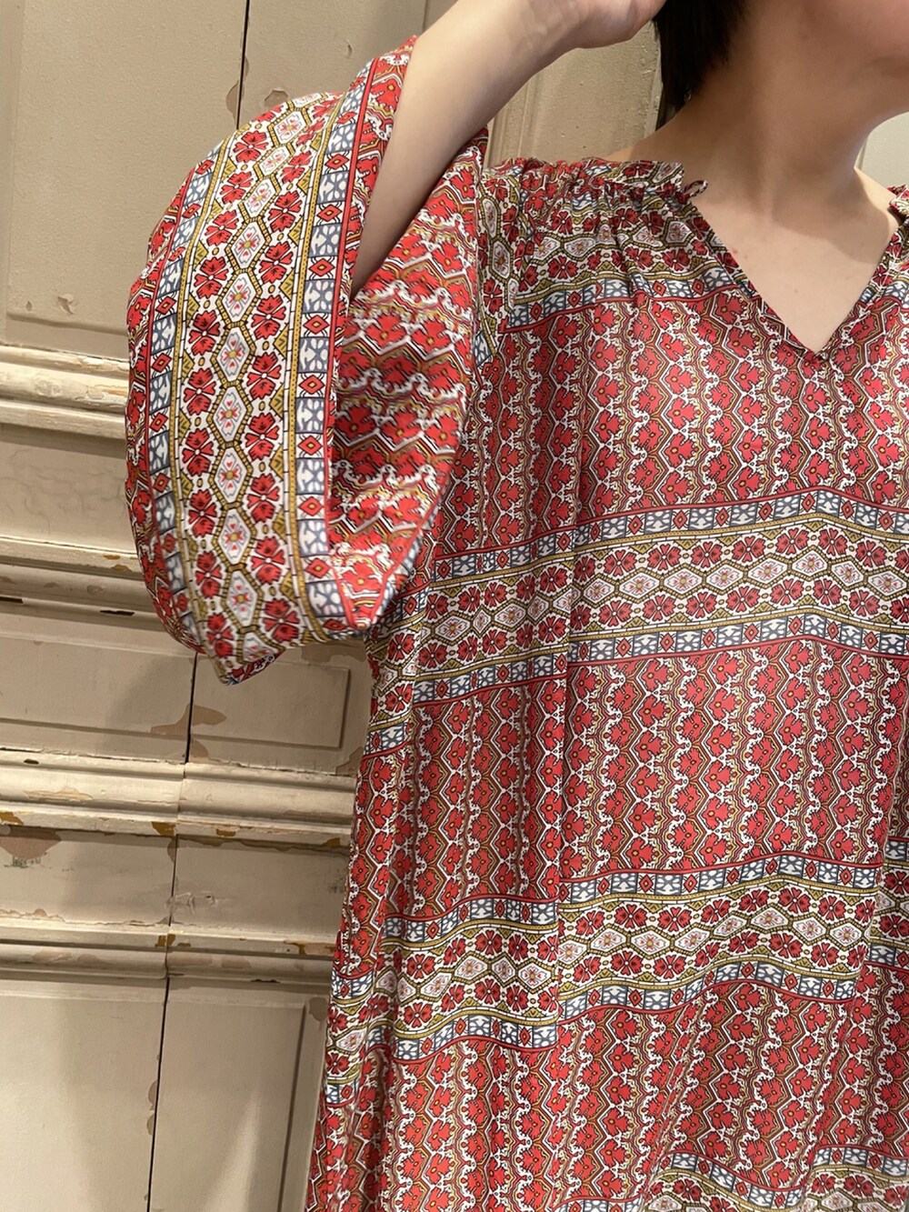 ホワイト系のサンダル、ベージュ系のその他パンツ、レッド系のワンピースを着用したレディースの夏コーディネートの3枚目の写真