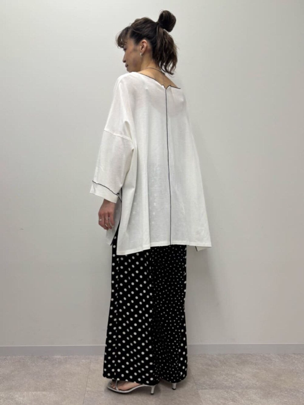 ホワイト系のTシャツ/カットソーを着用したレディースの冬コーディネートの3枚目の写真