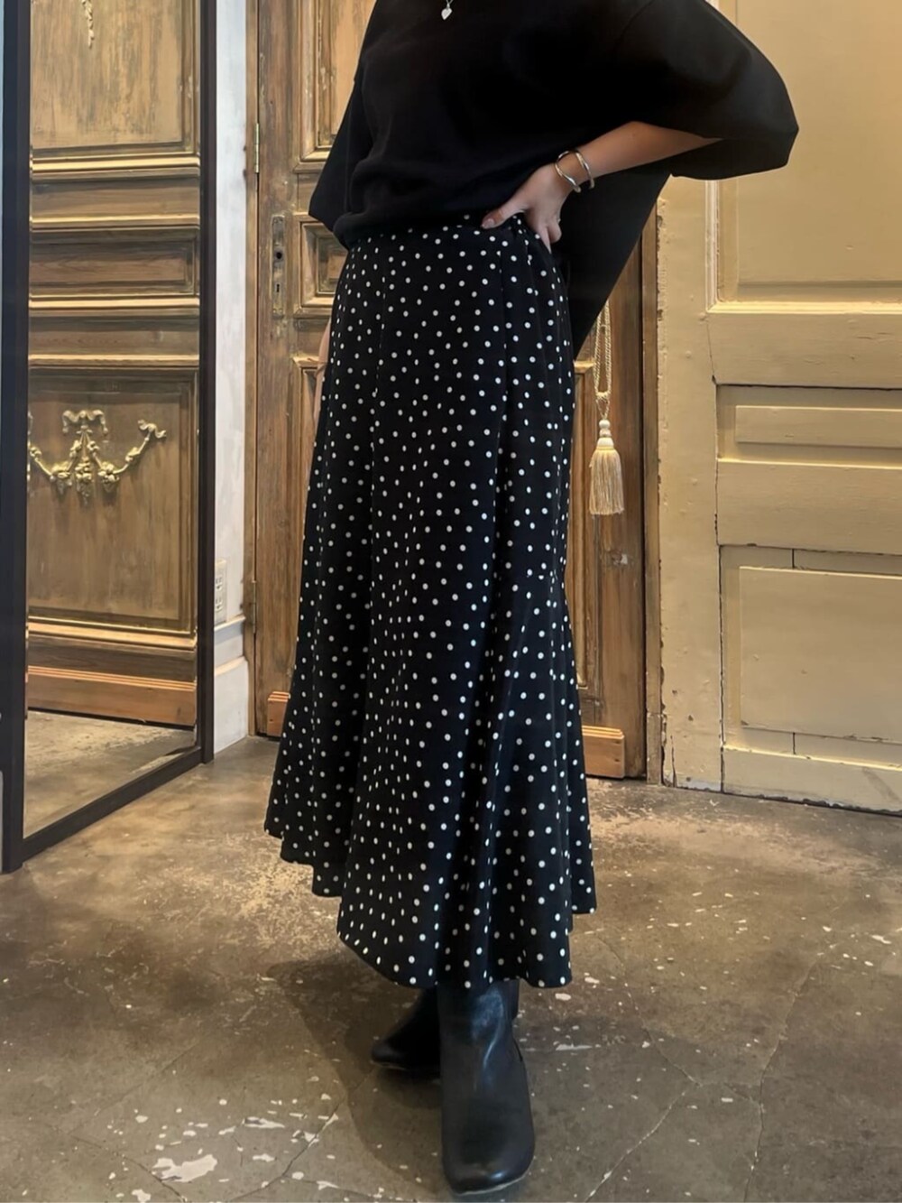 ブラック系のTシャツ/カットソー、ブラック系のスカートを着用したレディースの冬コーディネートの7枚目の写真