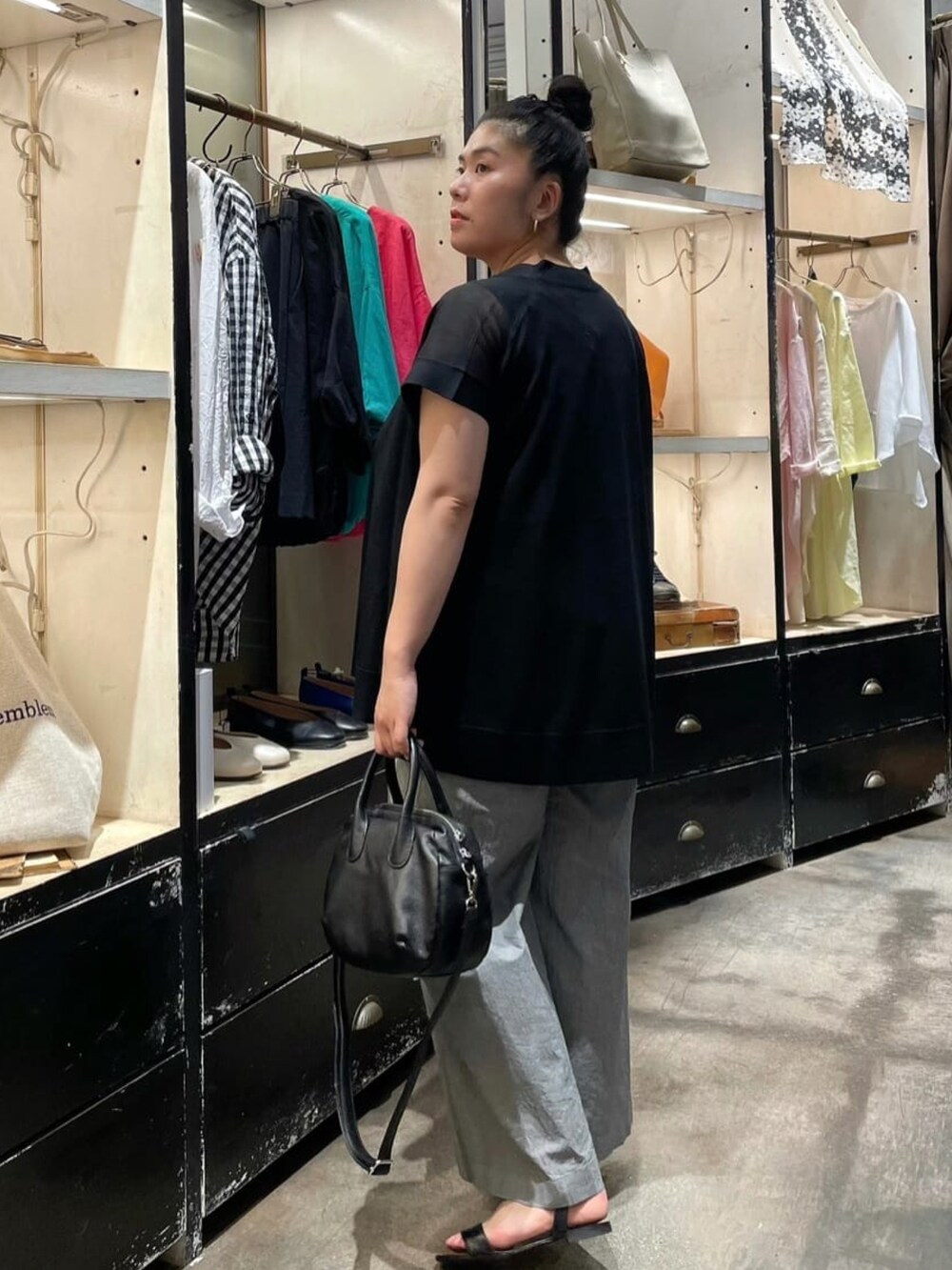 ブラック系のカーディガン/ボレロ、ブラック系のショルダーバッグ、グレー系のその他パンツを着用したレディースの夏コーディネートの2枚目の写真