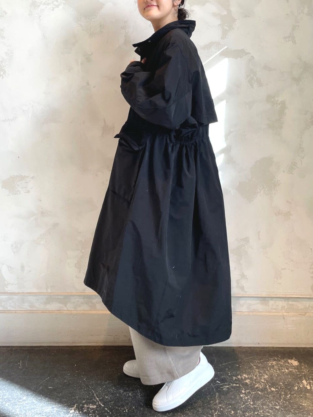 ブラック系のその他アウター、ホワイト系のその他アウター、ベージュ系のその他パンツを着用したレディースの春コーディネートの3枚目の写真