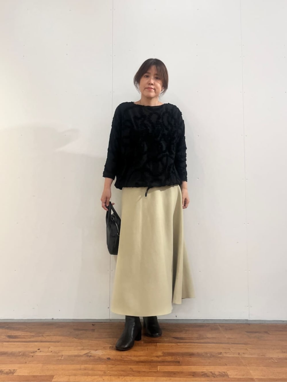 ブラック系のシャツ/ブラウス、ベージュ系のスカートを着用したレディースの夏コーディネートの3枚目の写真
