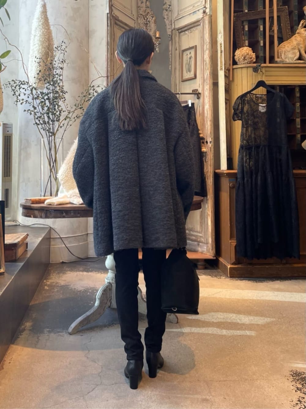 ブラック系のその他パンツ、グレー系のその他アウターを着用したレディースの秋コーディネートの2枚目の写真