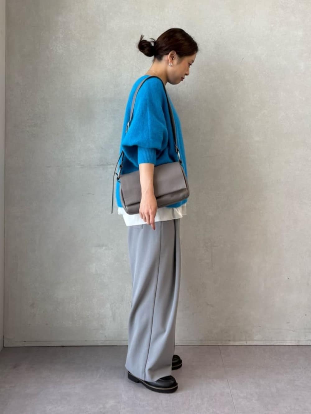 ホワイト系のキャミソール、ブルー系のニット/セーター、グレー系のその他パンツを着用したレディースの夏コーディネートの3枚目の写真