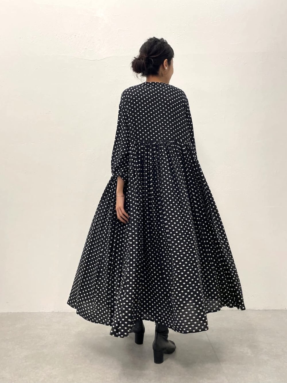 ブラック系のブルゾン、ブラック系のワンピースを着用したレディースの冬コーディネートの3枚目の写真