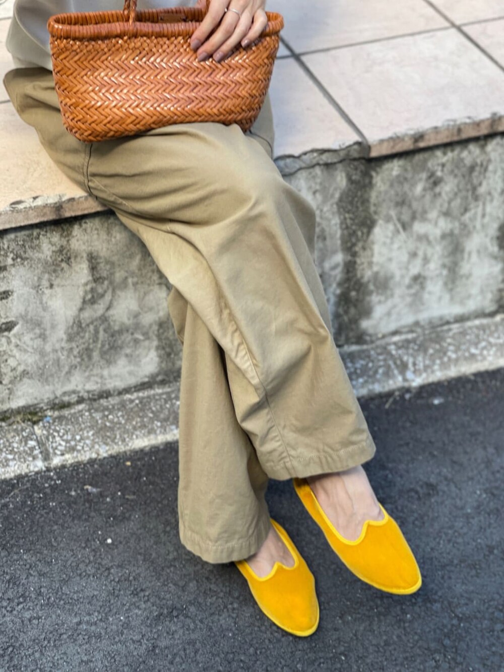 ホワイト系のTシャツ/カットソー、イエロー系のその他パンツ、イエロー系のその他シューズを着用したレディースの夏コーディネートの5枚目の写真