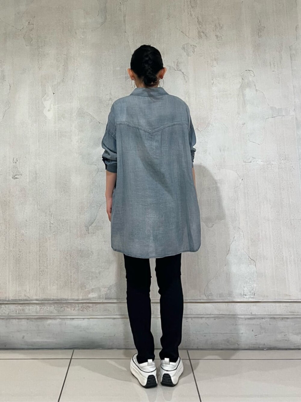 ブルー系のシャツ/ブラウス、ホワイト系のスニーカー、ホワイト系のTシャツ/カットソーを着用したレディースの冬コーディネートの9枚目の写真