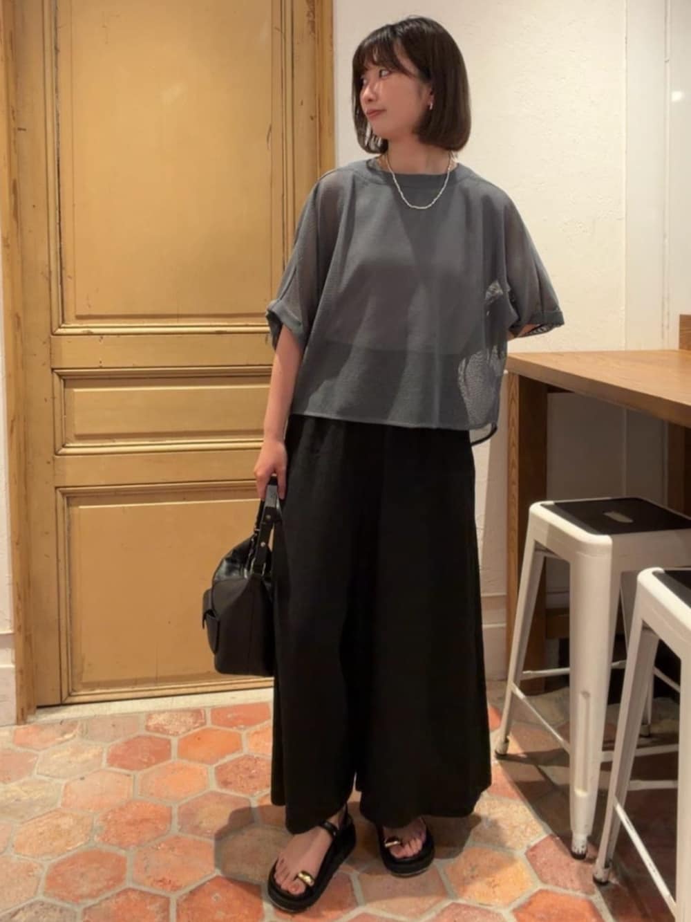 グレー系のTシャツ/カットソーを着用したレディースの夏コーディネートの2枚目の写真