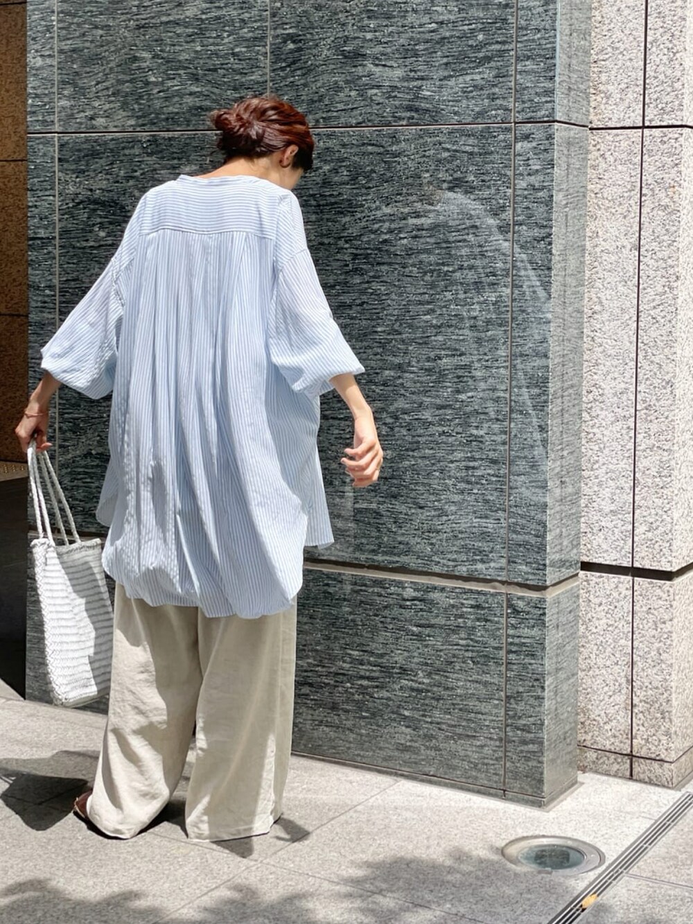 ブルー系のシャツ/ブラウス、ホワイト系のサンダルを着用したレディースの夏コーディネートの3枚目の写真