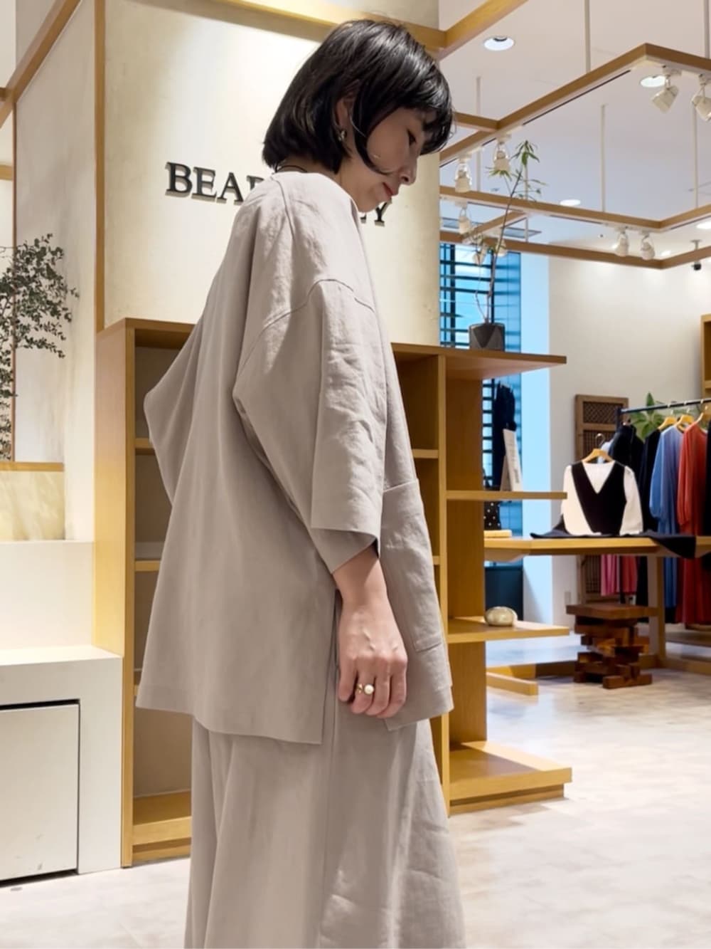 ホワイト系のシャツ/ブラウス、グレー系のその他パンツ、グレー系のその他アウターを着用したレディースの春コーディネートの7枚目の写真