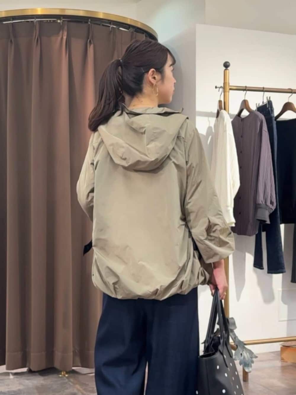 ブルー系のその他パンツ、ブラウン系のブルゾン、ブラック系のトートバッグを着用したレディースの冬コーディネートの6枚目の写真