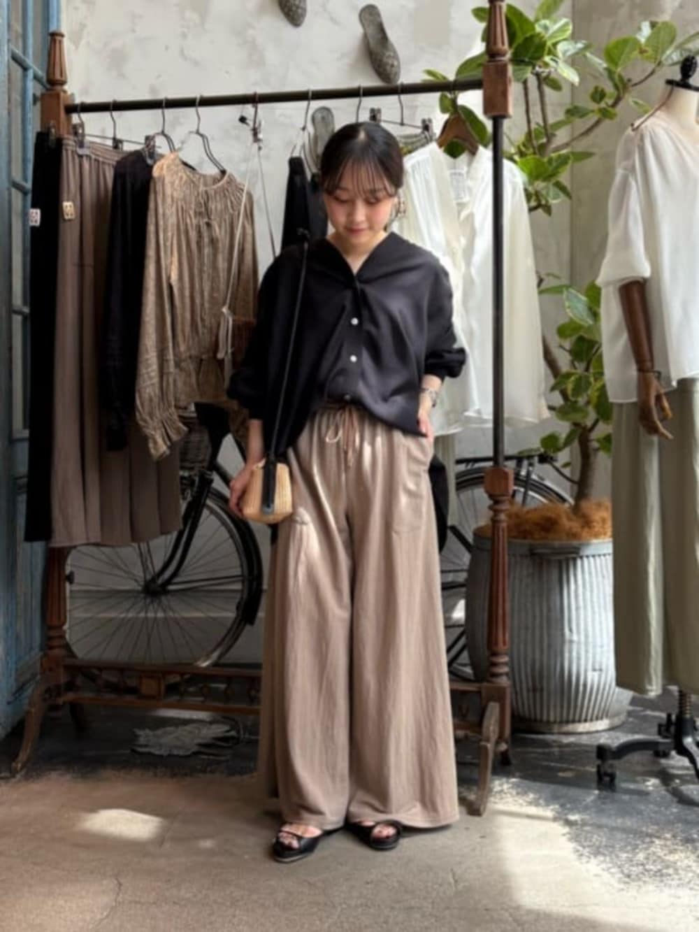 ベージュ系のその他パンツ、ブラック系のシャツ/ブラウスを着用したレディースの春コーディネートの10枚目の写真