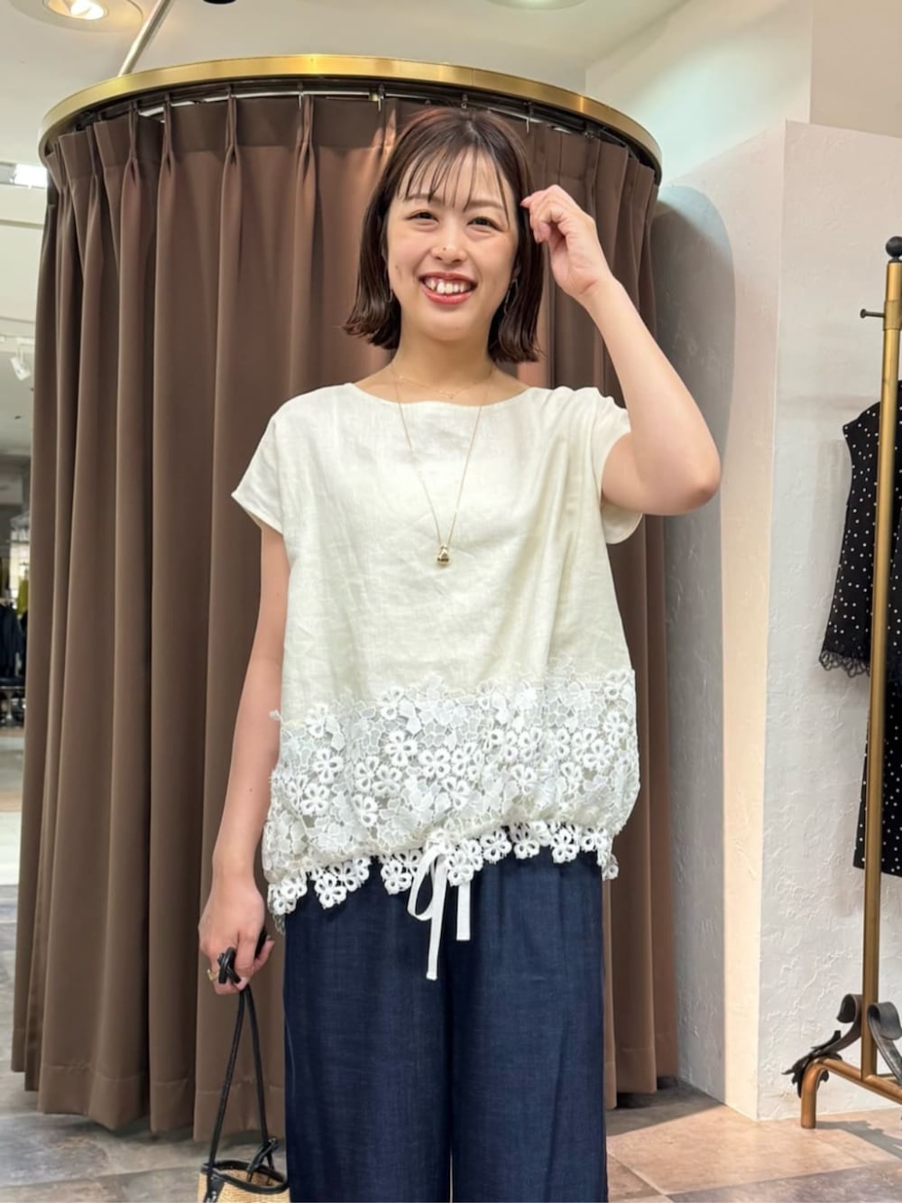 ブルー系のその他パンツ、ホワイト系のシャツ/ブラウスを着用したレディースの春コーディネートの5枚目の写真