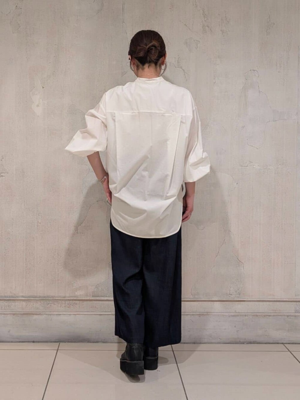 ブルー系のその他パンツ、ブラック系のブーツ、ホワイト系のシャツ/ブラウスを着用したレディースの冬コーディネートの6枚目の写真