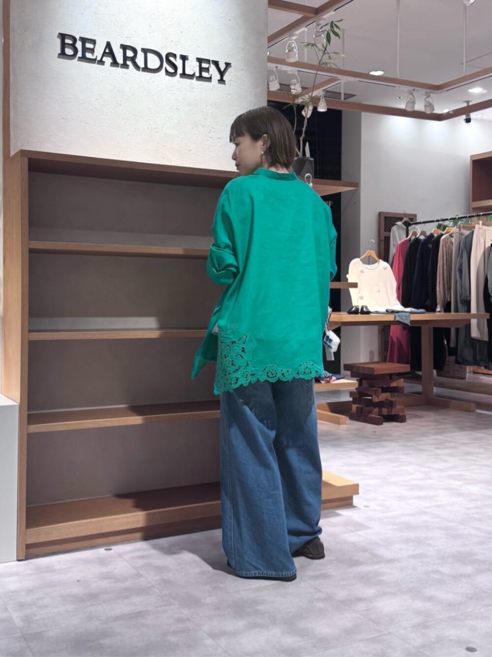 ブルー系のその他パンツ、グリーン系のシャツ/ブラウスを着用したレディースの春コーディネートの6枚目の写真