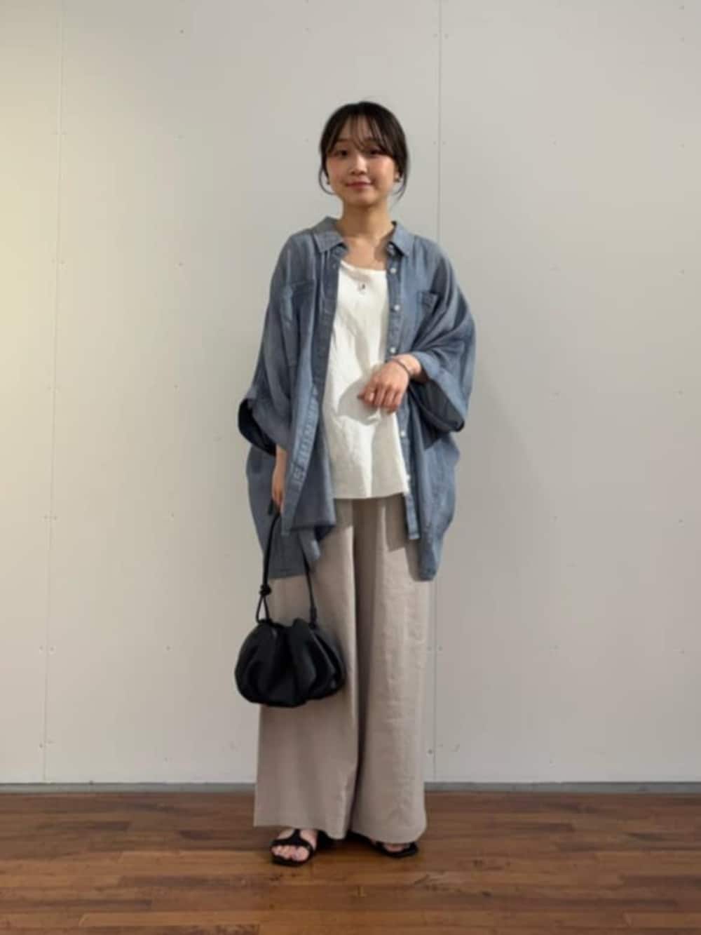 グレー系のその他パンツ、ブルー系のシャツ/ブラウスを着用したレディースの春コーディネートの2枚目の写真