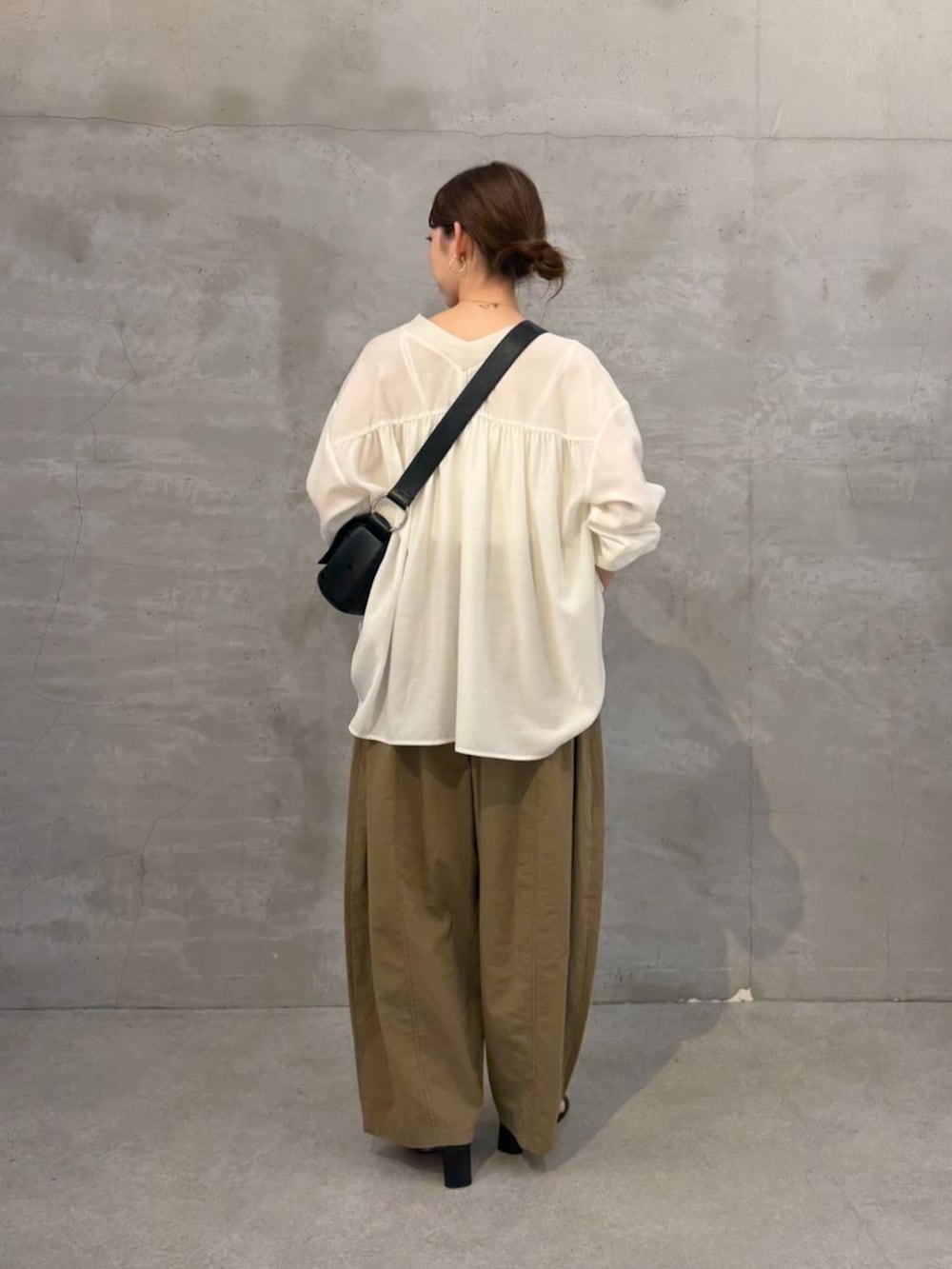 ブラック系のショルダーバッグ、ホワイト系のシャツ/ブラウス、イエロー系のその他パンツを着用したレディースの夏コーディネートの4枚目の写真