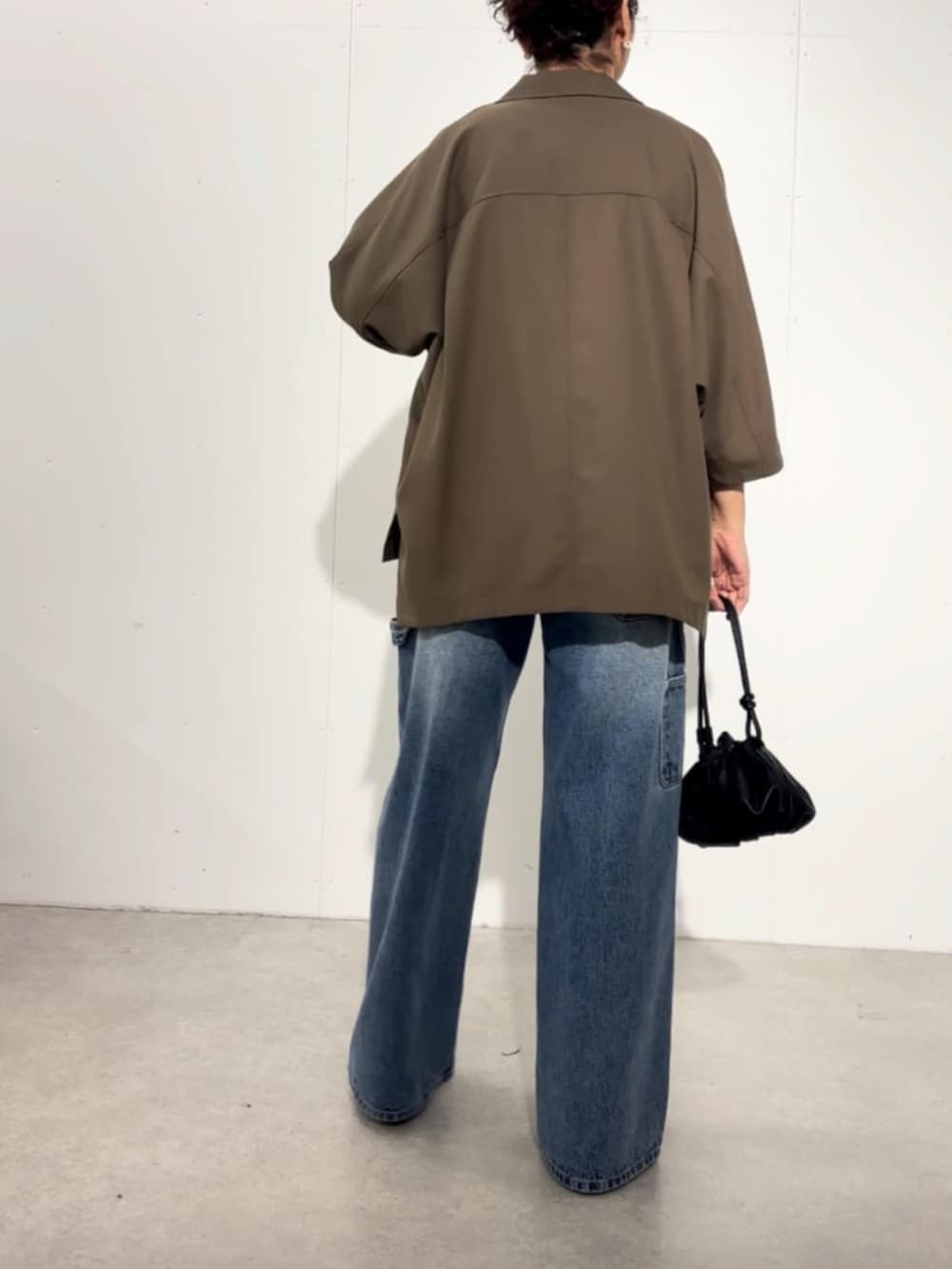 ホワイト系のタンクトップ、ブルー系のその他パンツ、ブラウン系のテーラードジャケットを着用したレディースの春コーディネートの7枚目の写真