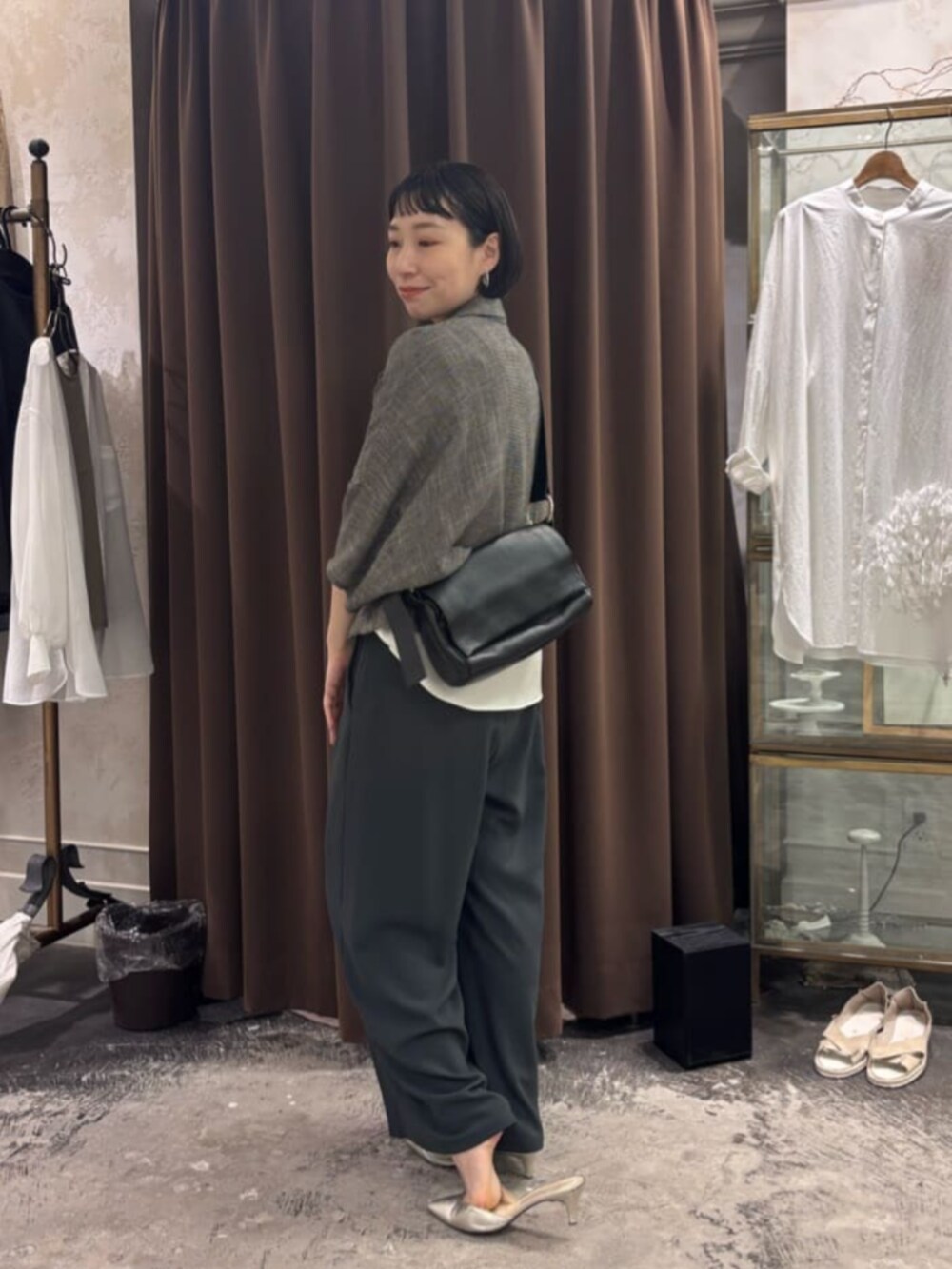 グレー系のその他パンツ、ブラック系のショルダーバッグ、ベージュ系のテーラードジャケットを着用したレディースの春コーディネートの4枚目の写真