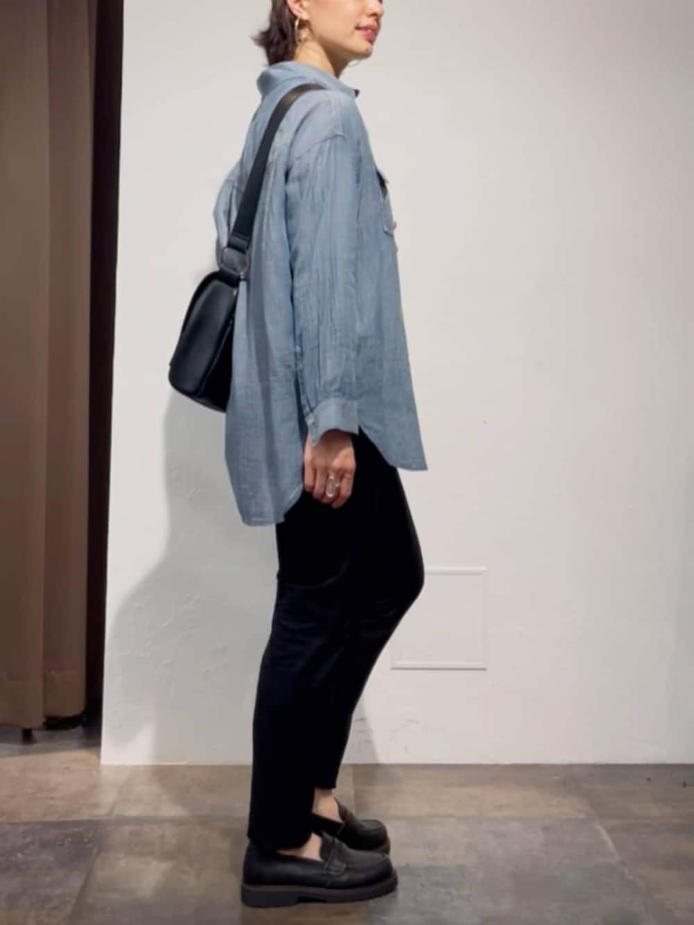 ブルー系のシャツ/ブラウス、ブラック系のその他パンツ、ブラック系のローファーを着用したレディースの春コーディネートの8枚目の写真