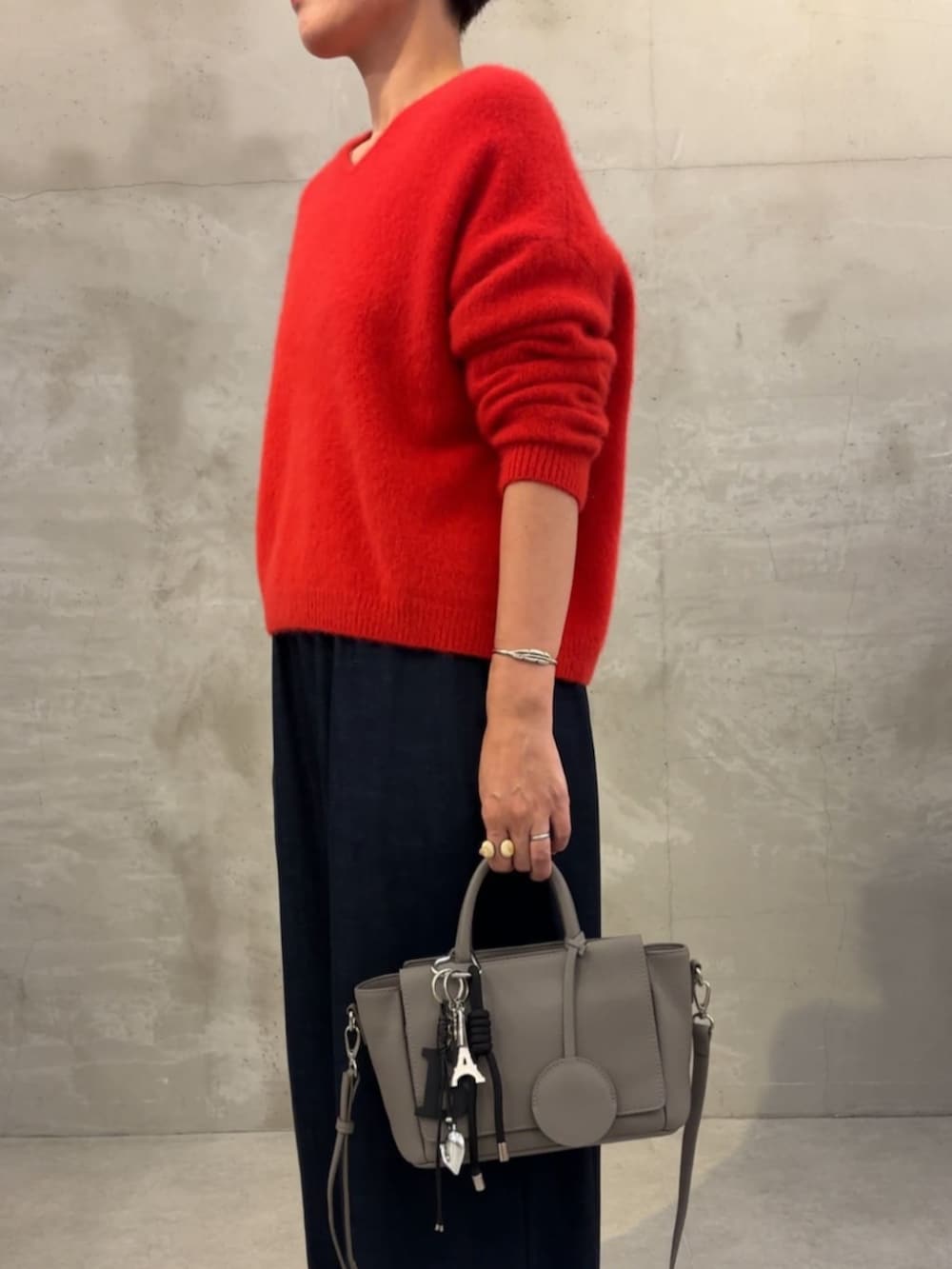 ブラック系のチャームを着用したレディースの冬コーディネートの7枚目の写真