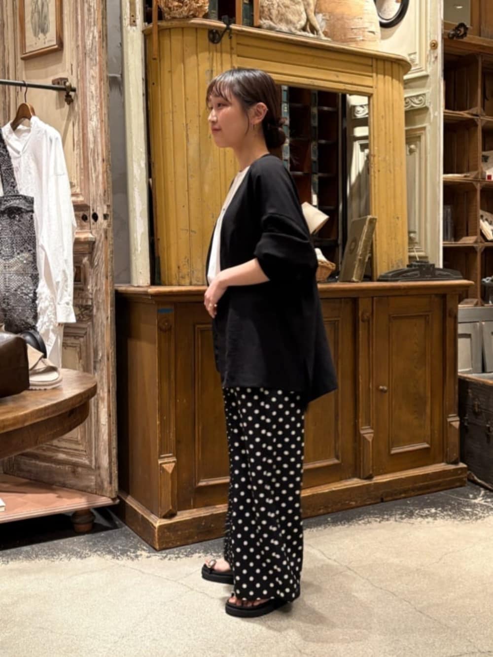 ブラック系のその他パンツ、ブラック系のその他アウター、ブラック系のサンダルを着用したレディースの春コーディネートの6枚目の写真