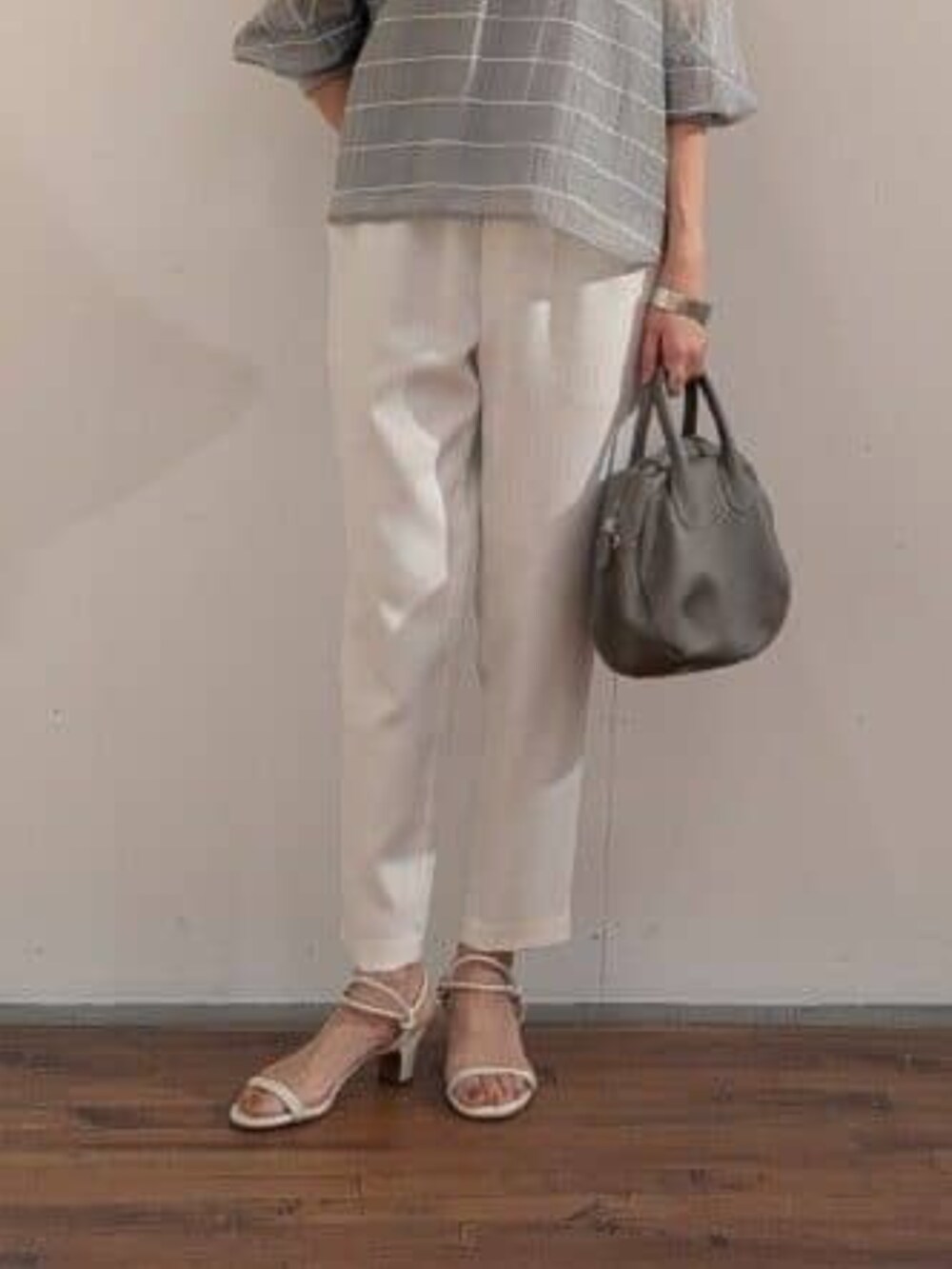 グレー系のボストンバッグ、グレー系のシャツ/ブラウス、ホワイト系のその他パンツを着用したレディースの春コーディネートの6枚目の写真