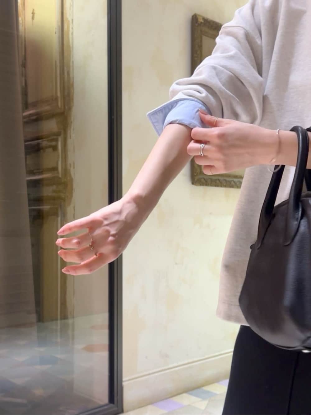 ブラック系のスカート、グレー系のTシャツ/カットソーを着用したレディースの冬コーディネートの4枚目の写真