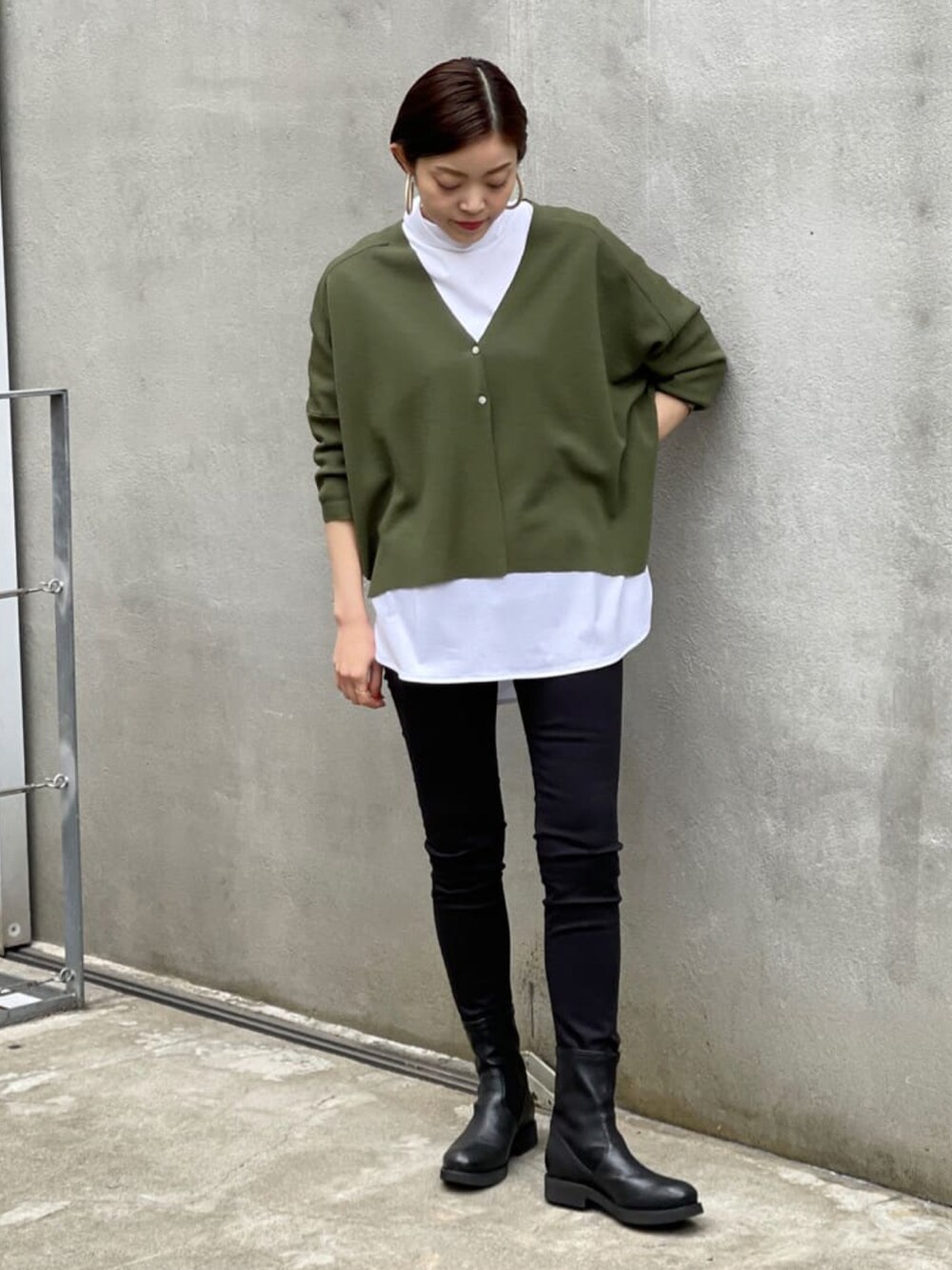 グリーン系のカーディガン/ボレロ、ホワイト系のTシャツ/カットソー、ブラック系のその他パンツを着用したレディースの春コーディネートの2枚目の写真