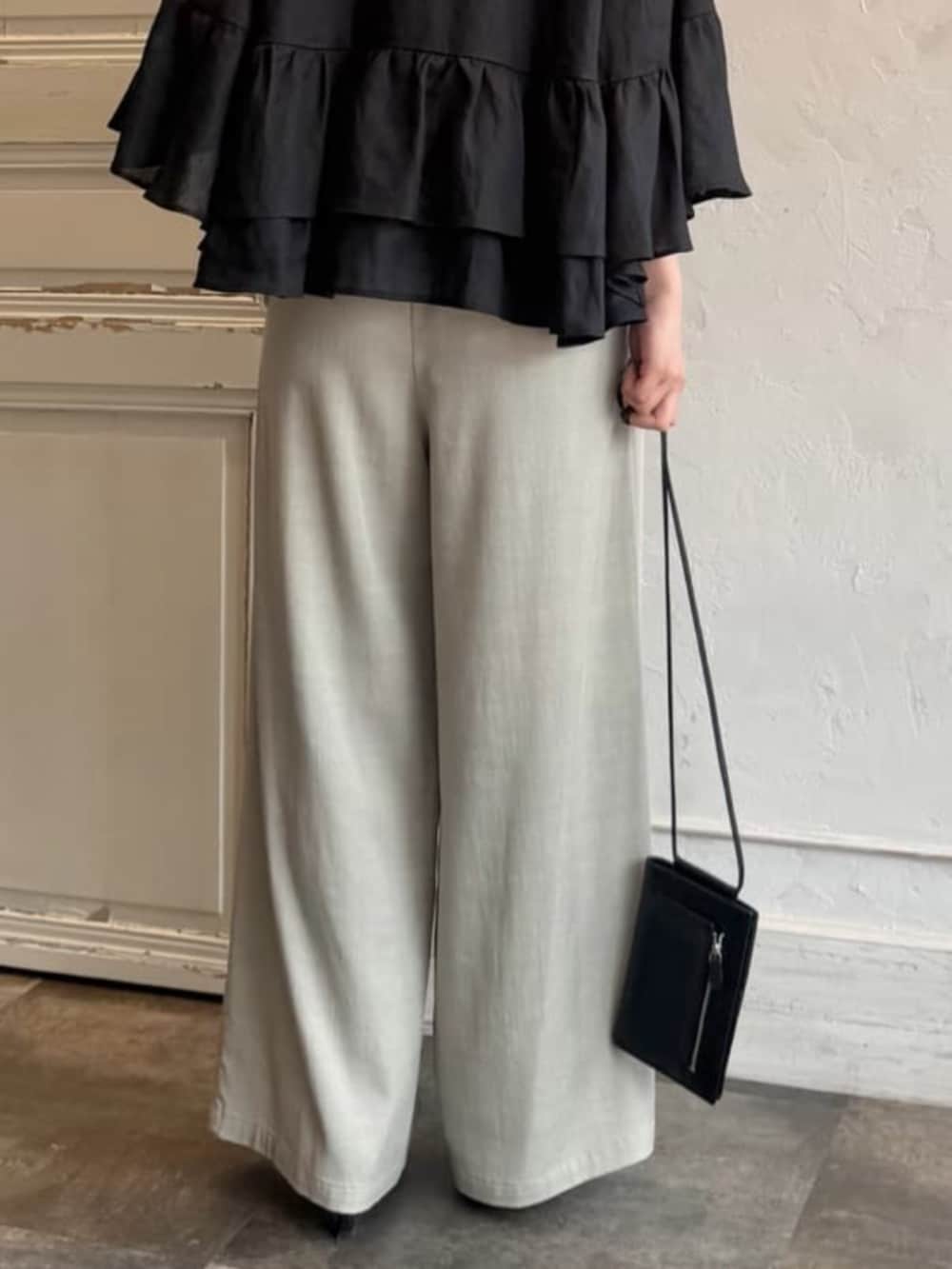 グレー系のその他パンツ、ブラック系のその他アウターを着用したレディースの春コーディネートの9枚目の写真