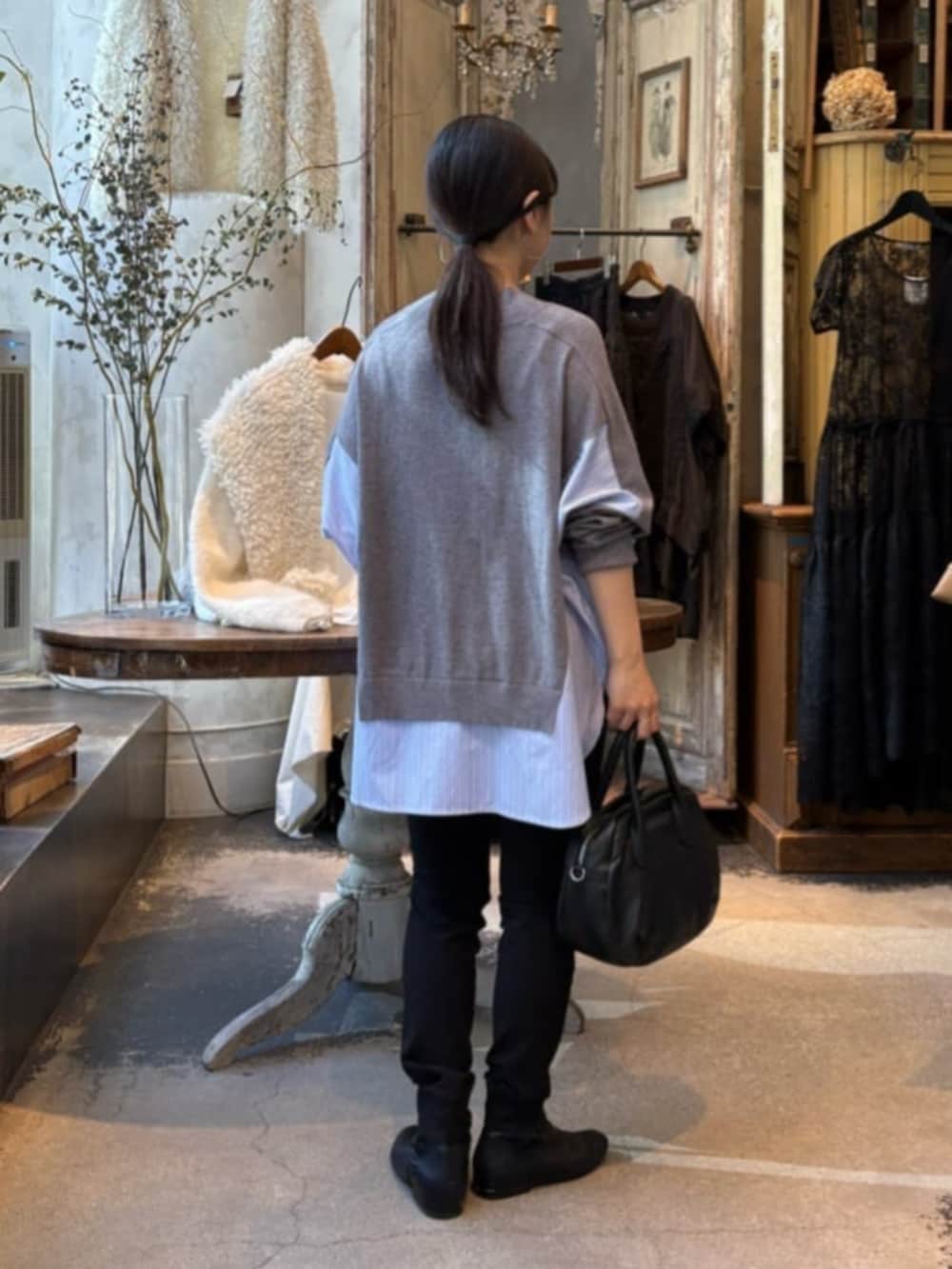 ブラック系のその他パンツ、グレー系のニット/セーターを着用したレディースの秋コーディネートの7枚目の写真