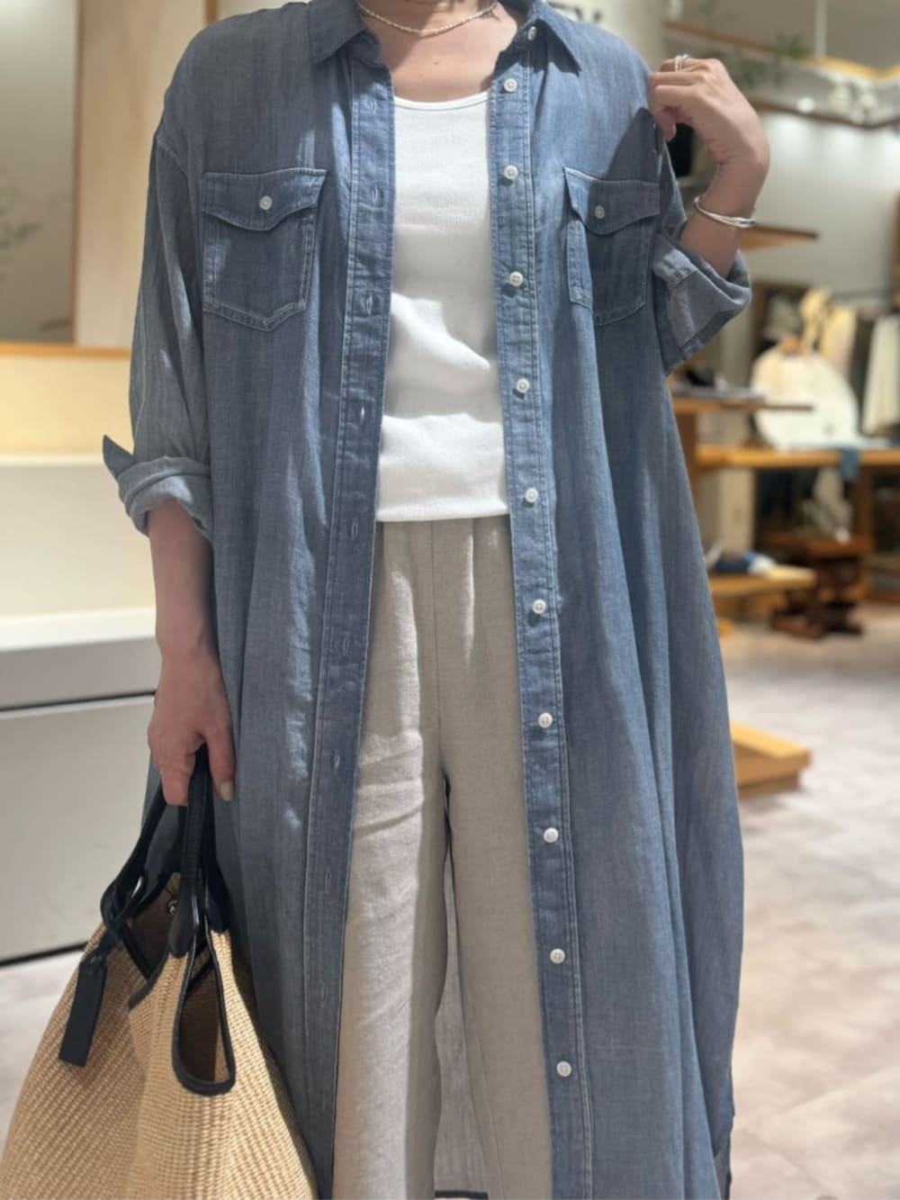 ブルー系のワンピースを着用したレディースの冬コーディネートの7枚目の写真