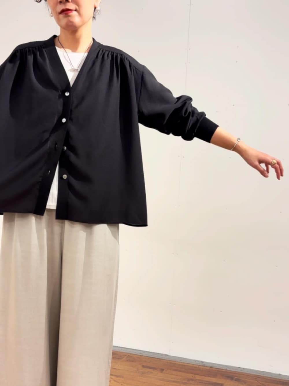 ブラック系のシャツ/ブラウス、グレー系のその他パンツを着用したレディースの冬コーディネートの6枚目の写真