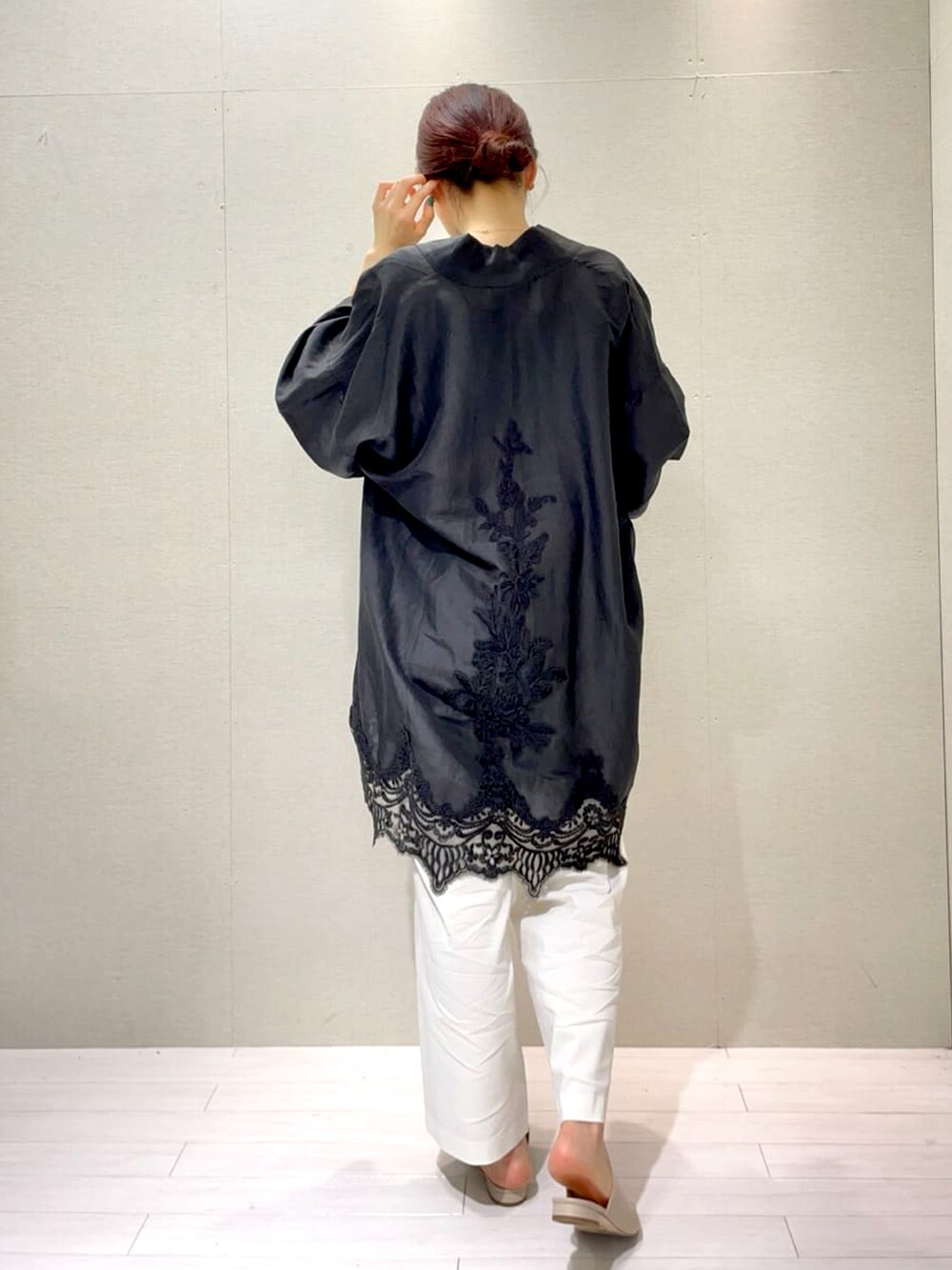 ブラック系のキャミソール、ホワイト系のその他パンツ、ベージュ系のトートバッグを着用したレディースの春コーディネートの2枚目の写真