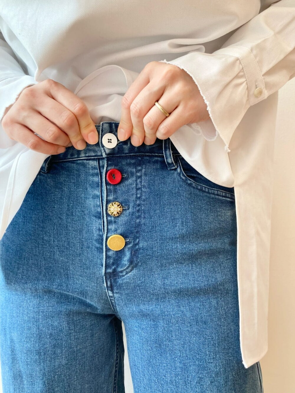 ホワイト系のシャツ/ブラウス、ブルー系のその他パンツ、ホワイト系のスニーカーを着用したレディースの冬コーディネートの5枚目の写真