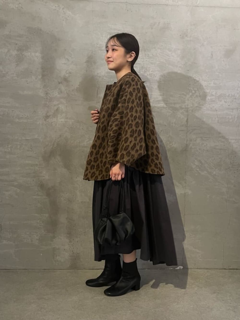 ブラウン系のその他アウター、グレー系のワンピースを着用したレディースの冬コーディネートの4枚目の写真