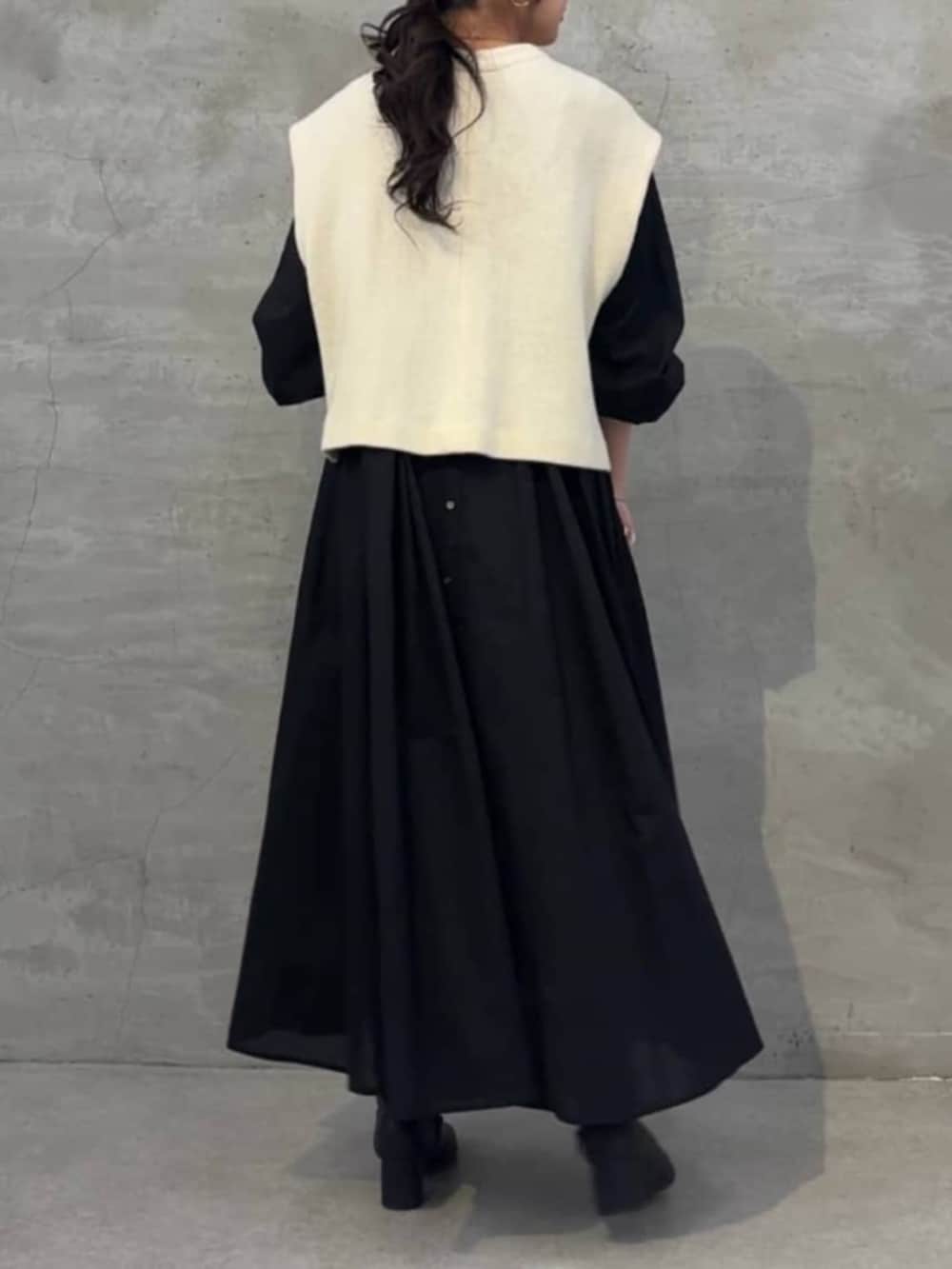 ブラック系のワンピース、ホワイト系のシャツ/ブラウス、ホワイト系のショルダーバッグを着用したレディースの冬コーディネートの5枚目の写真