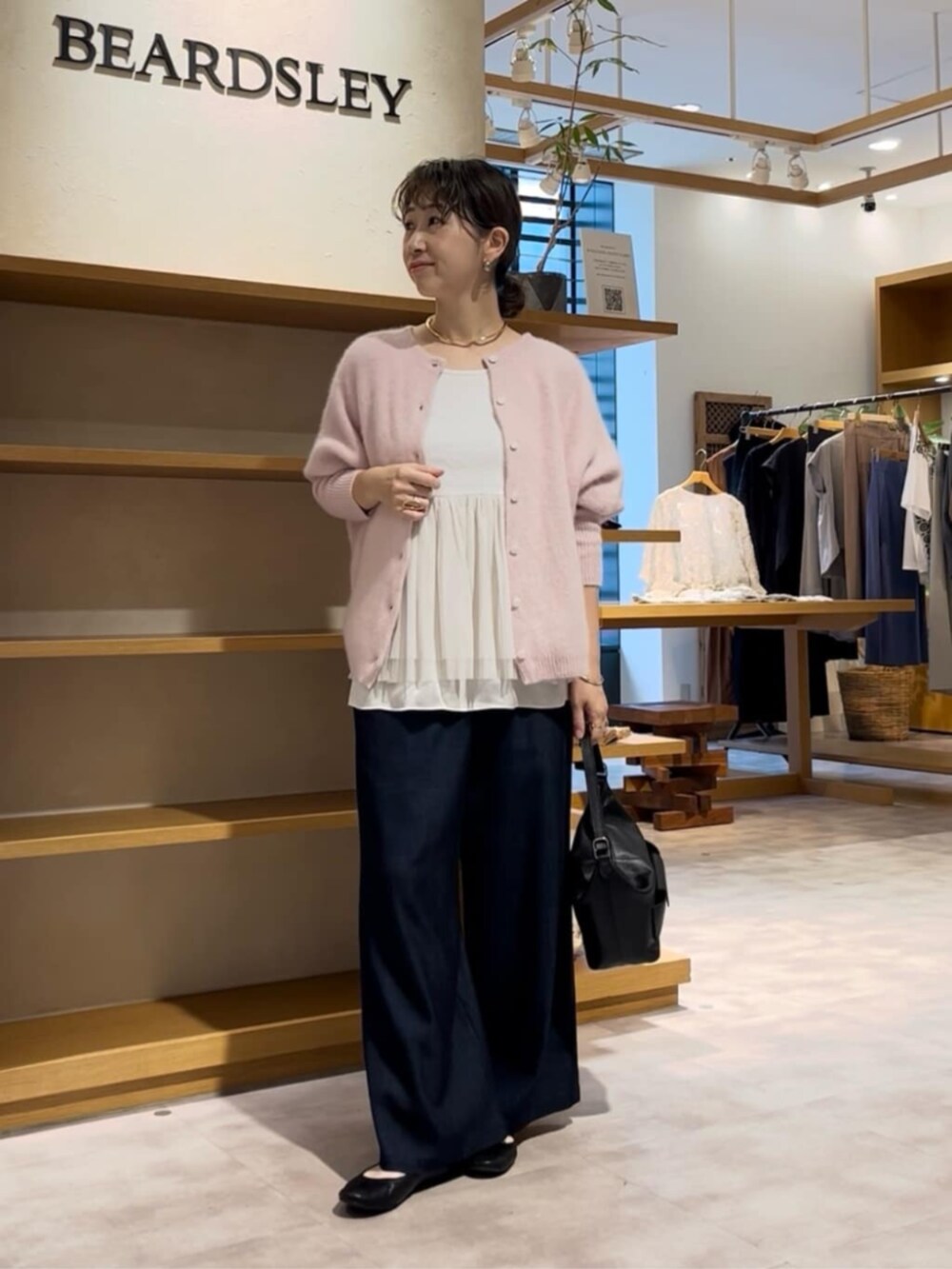 ブルー系のその他パンツ、ピンク系のニット/セーターを着用したレディースの夏コーディネートの5枚目の写真