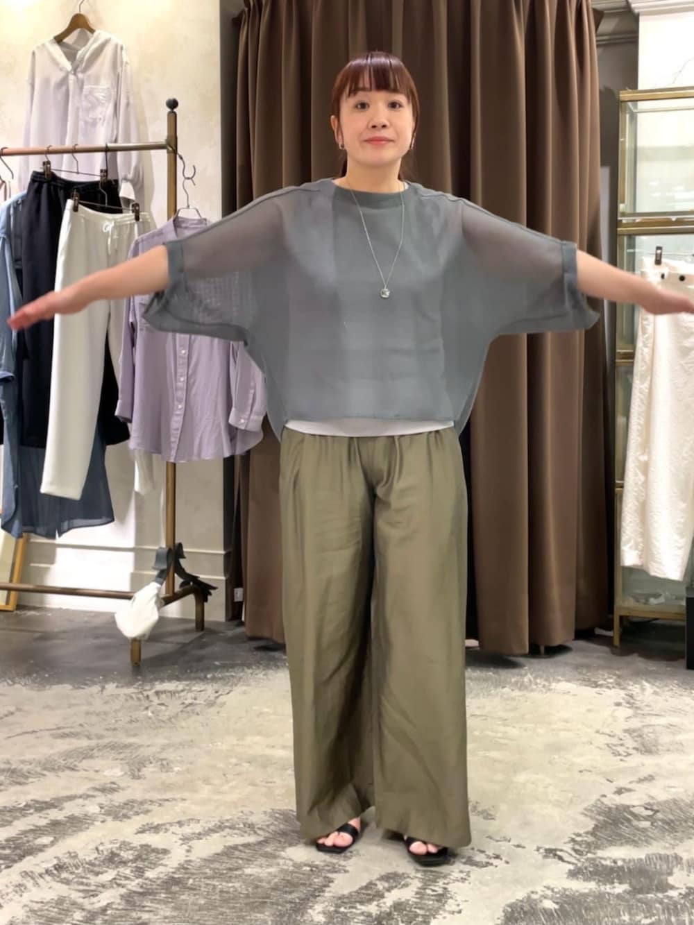 ブラック系のトートバッグ、グレー系のTシャツ/カットソー、グリーン系のその他パンツを着用したレディースの春コーディネートの5枚目の写真