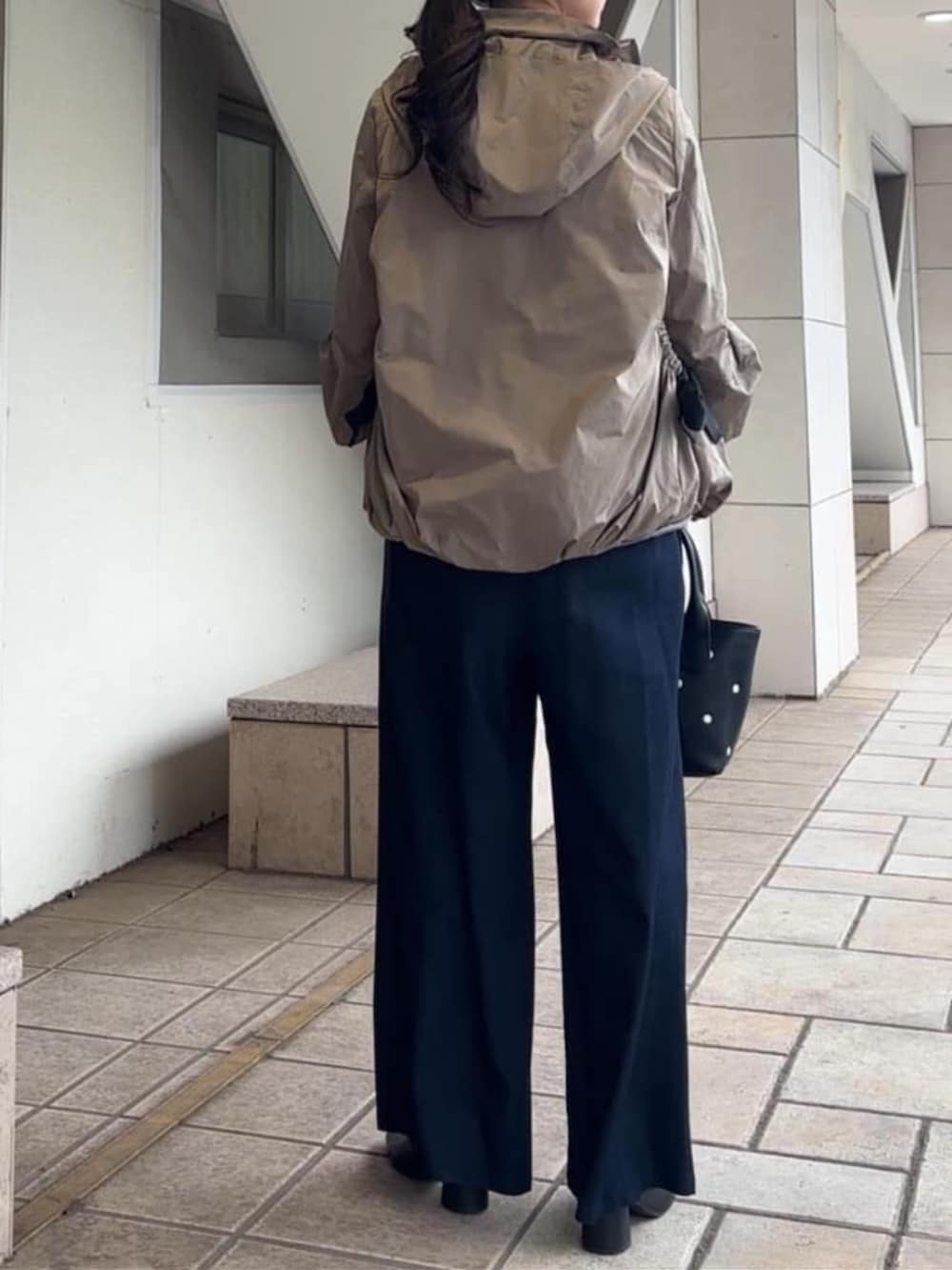 ブルー系のその他パンツ、ブラウン系のブルゾン、ホワイト系のTシャツ/カットソーを着用したレディースの冬コーディネートの5枚目の写真