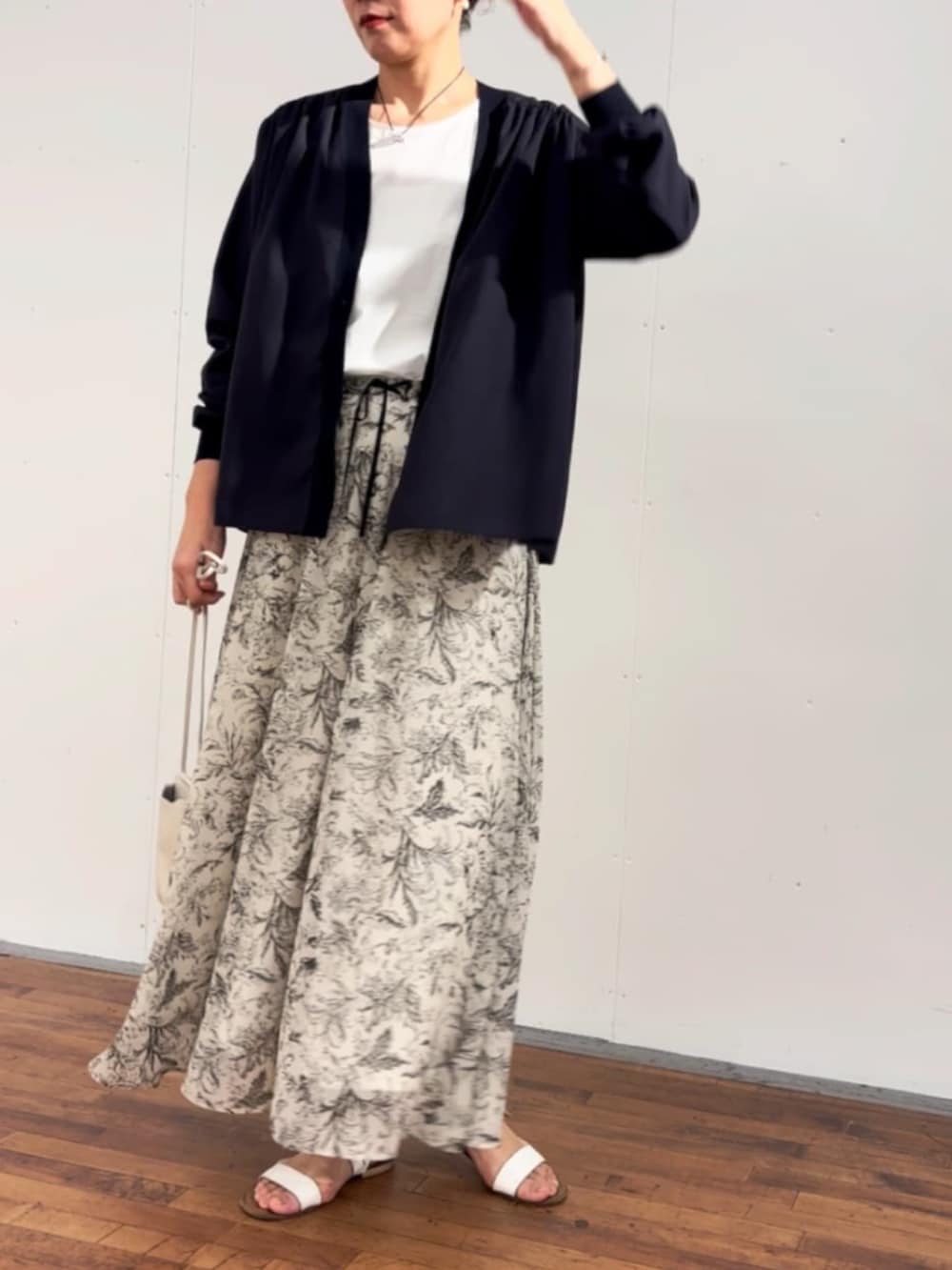 ブルー系のシャツ/ブラウス、ベージュ系のその他パンツを着用したレディースの冬コーディネートの2枚目の写真