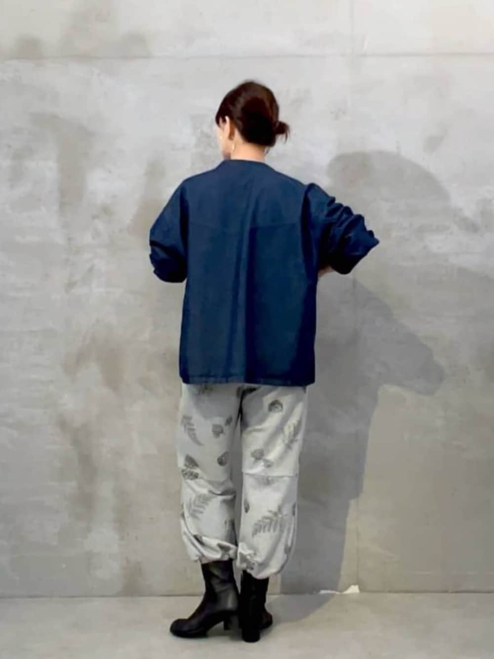 ブラック系のブーツ、グレー系のスウェットパンツ、ブルー系のシャツ/ブラウスを着用したレディースの秋コーディネートの4枚目の写真