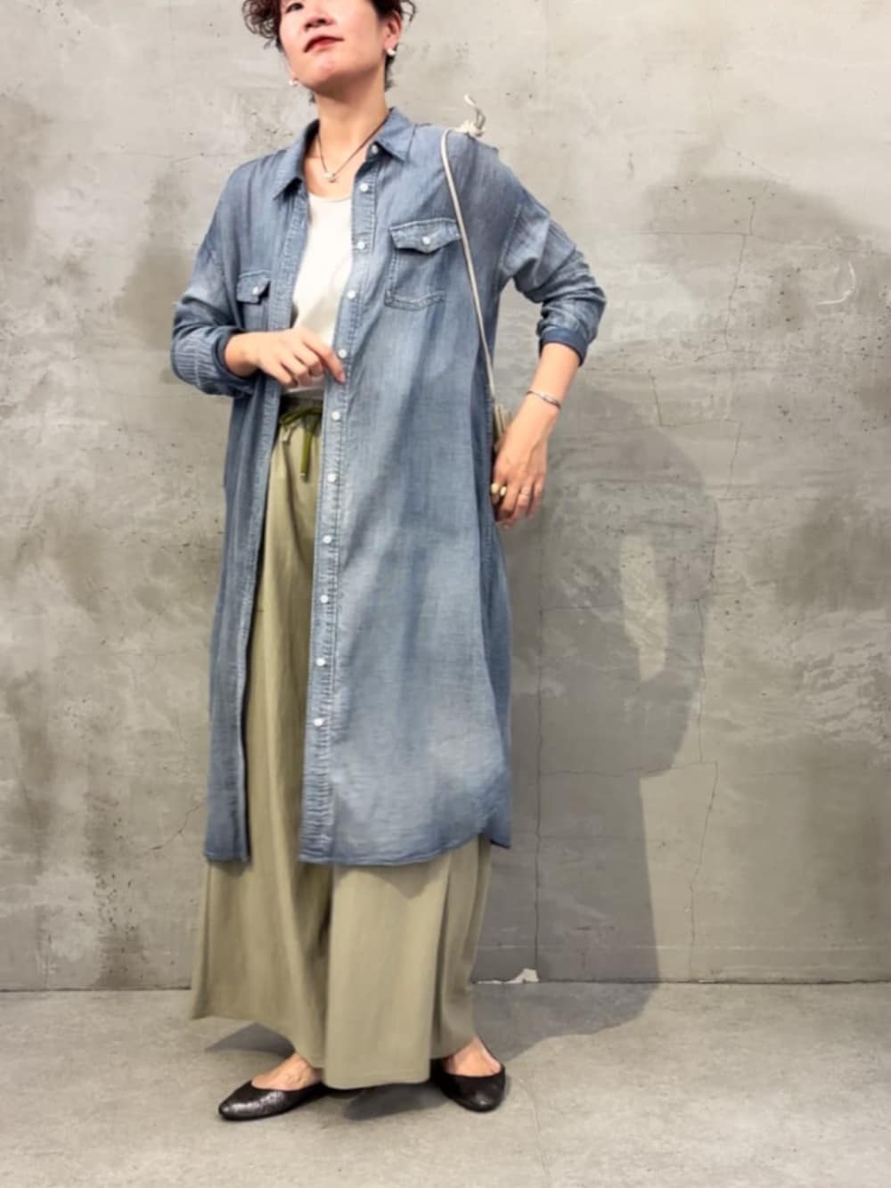 ホワイト系のタンクトップ、グリーン系のその他パンツ、ブルー系のワンピースを着用したレディースの冬コーディネートの6枚目の写真